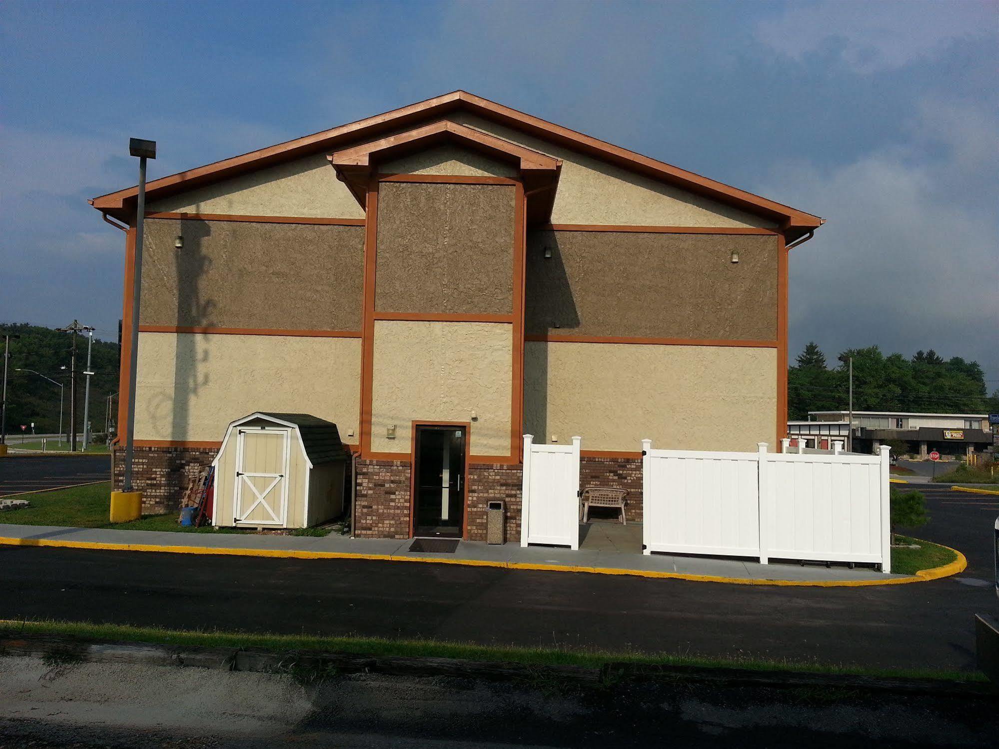 Hotel Super 8 By Wyndham Bedford Exterior foto